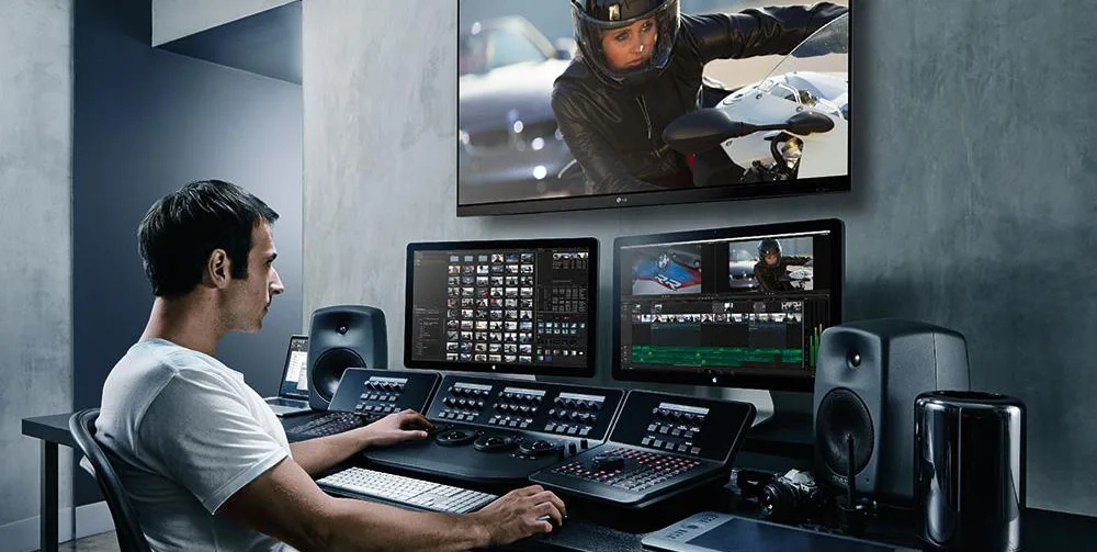 工口实验室后期制作团队在专业编辑室工作